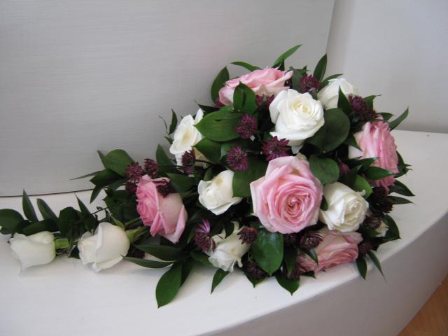 Spray_pink_%26_white_roses.JPG