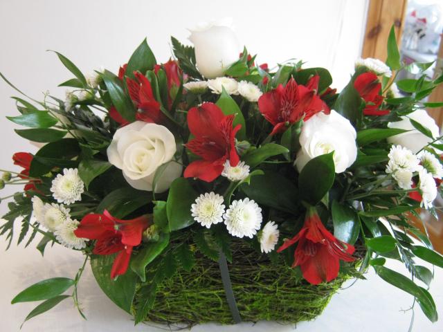 White_roses_%26_red_alsro_WEB.JPG